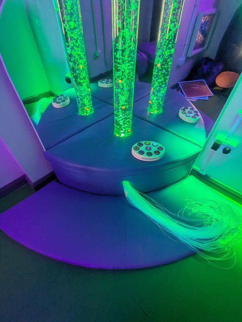 Corner Plinth with Mirrors and Floor Mats, Learning SPACE