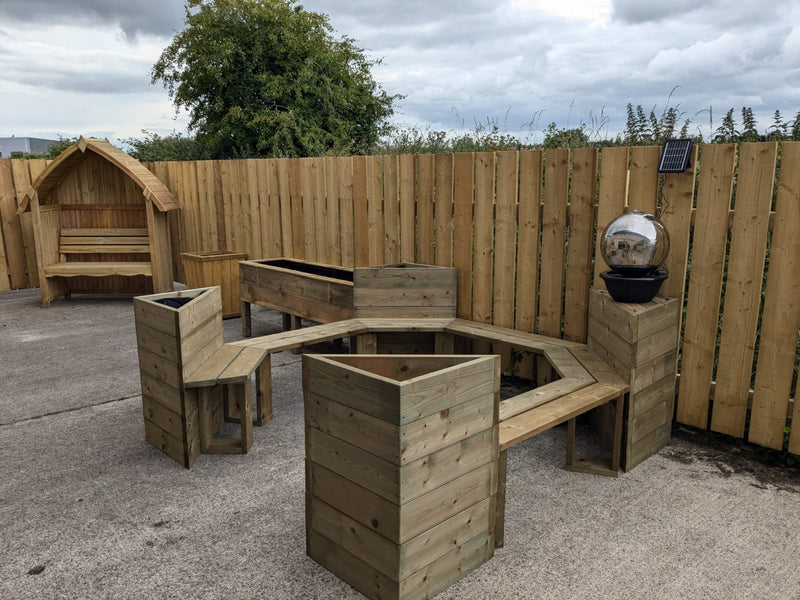 The curved Bench and planter approx. 2.50m x 2.50m, Learning SPACE